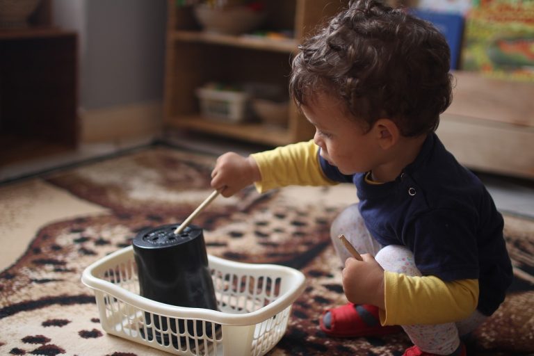 toddler, playing, montessori